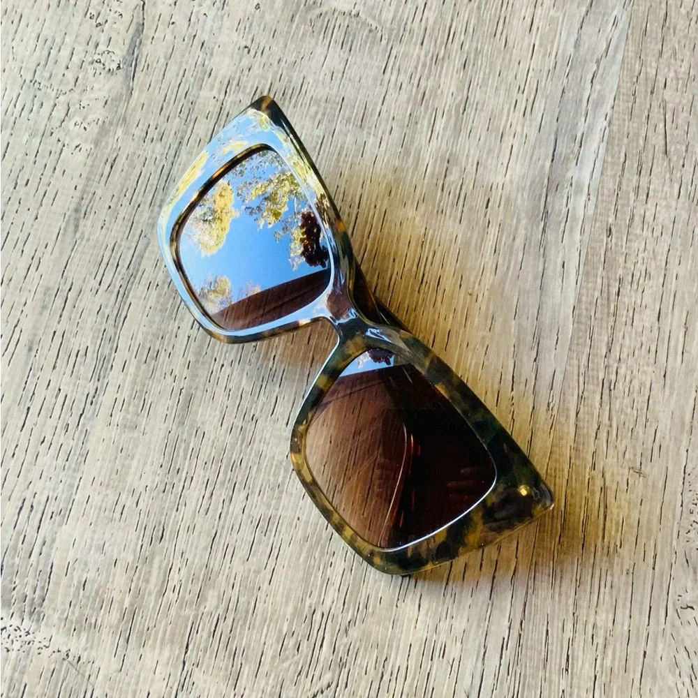 Diff Eyewear Leopard Print Sunglasses w/ Gucci Case